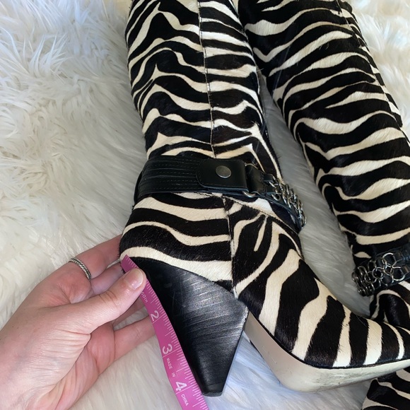 bebe size 7 Zebra print heeled boots black & white - Picture 6 of 16